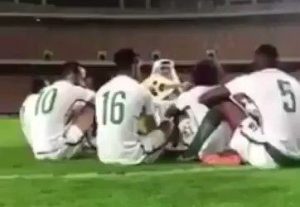 إدارة المنتخب تكشف طبيعة المقطع المتداول للاعبي الاخضر أثناء التفافهم حول أحد الفنانين