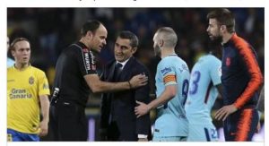 بيكيه يصف حكم مباراة برشلونة ولاس بالماس بالعاهرة