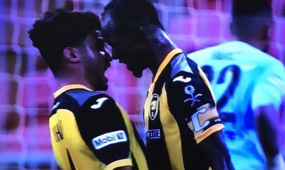 لقطة مخزية للاعب الاتحاد عدنان فلاته مع زميله في الفريق