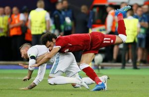 "بي بي سي": الاتحاد الأوروبي لكرة القدم يبحث فتح تحقيق في إصابة محمد صلاح