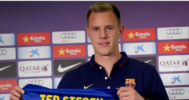 برشلونة يسعى للتعاقد مع الحارس العملاق من الدوري الألماني