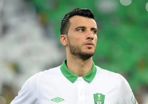 تصريح غامض من "السومة" بشأن تجديد عقده مع الأهلي
