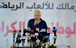 مرتضى منصور يمنح والدين الطفل الزملكاوي المتوفي رحلة عمرة