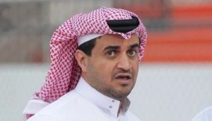 رئيس الشباب السعودي يدعم لاعبي الفريق قبل مواجهة الفتح