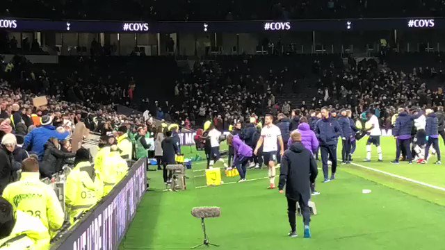 لاعب توتنهام ايريك داير يتشاجر مع احد الجماهير في المدرجات