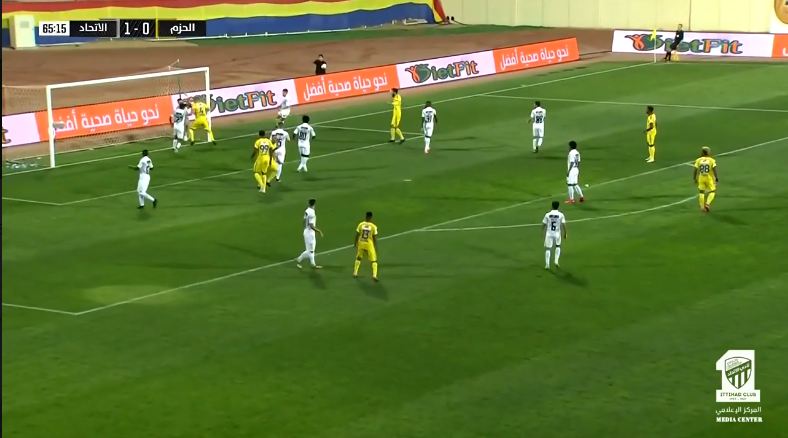 شاهد كرة الخط المثيرة للجدل في مباراة الاتحاد والحزم