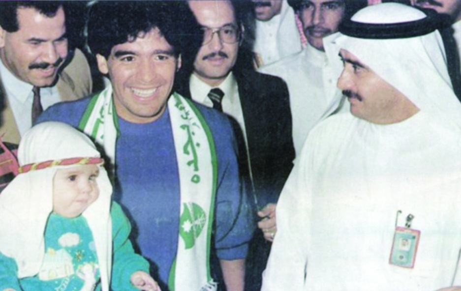 الأهلي يستعرض مشاركة “مارادونا” بقميص النادي في العام 1987