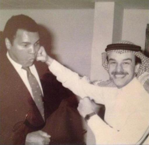 الأمير مشعل بن محمد ينشر صورة له برفقة الملاكم محمد علي كلاي.. وهذه قصتها