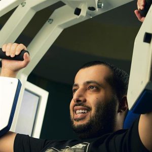 تركي آل الشيخ ينشر صوراً له أثناء أداء التمارين داخل إحدى الصالات الرياضية