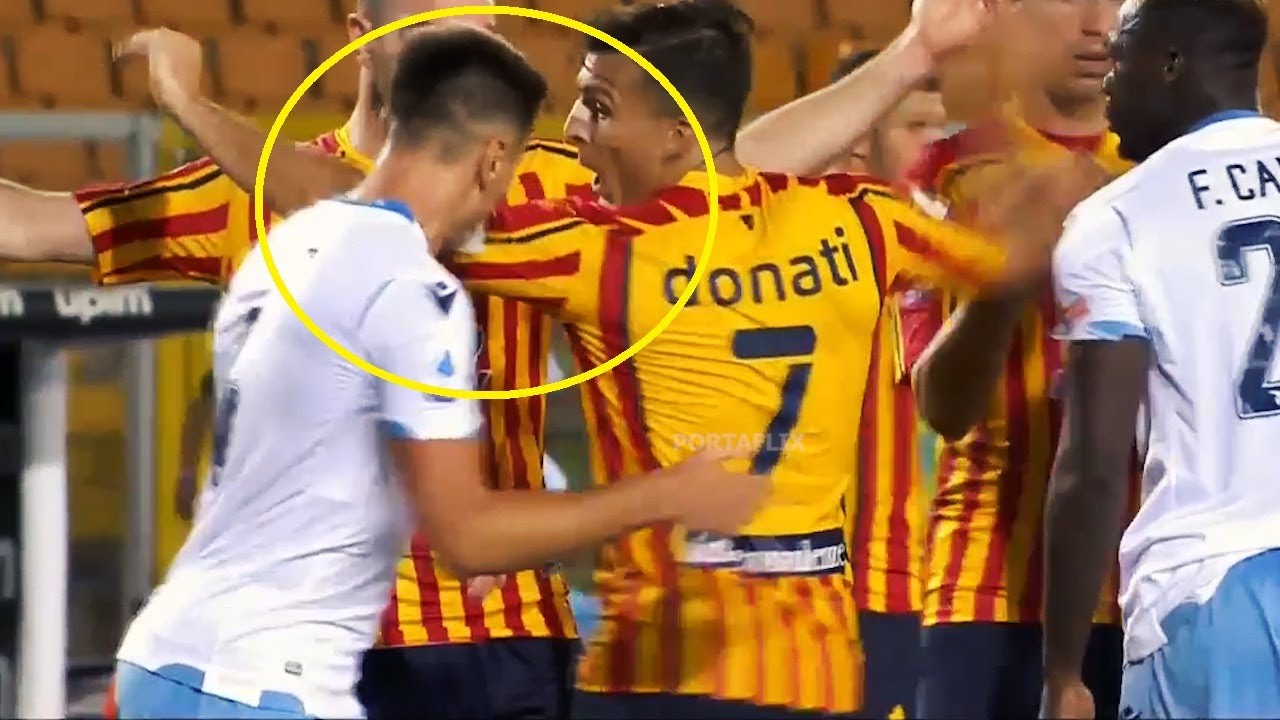 لاعب لاتسيو يعـ ـض لاعب ليتشي في لقطة كوميدية