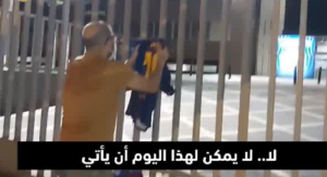 لقطة انسانية مؤثرة.. مشجع كتالوني ينهـ ـار علي اسوار الكامب نو من شدة البكـ ـاء والنحـ ـيب علي رحيل ليو ميسي