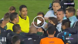 ميسي غاضـ ـب جداً والجميع يفـ ـزع لتهـ ـدئة