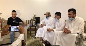 خالد الزيلعي يتسلم فيلا سكنية جديدة.. ونجوم النصر في زيارته (صور وفيديو)