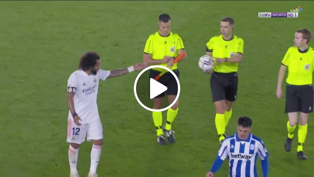 لاعب ديبورتيفو ألافيس قام “بشـ ـد مارسيلو من شعره”