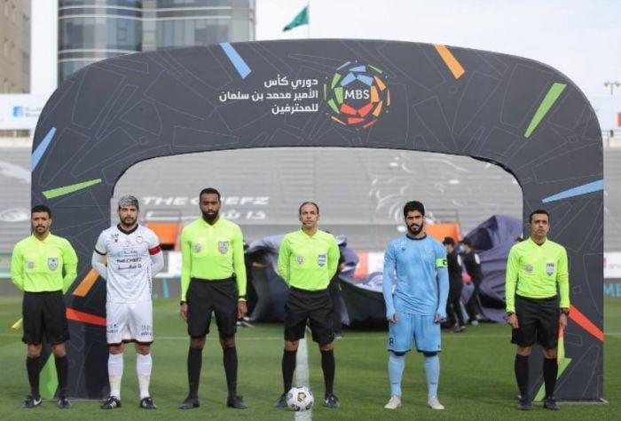 شـ ـاهد..مسئولين بالـ ـدوري السـ ،ـعودي يتبادلان الكـ ـمامة