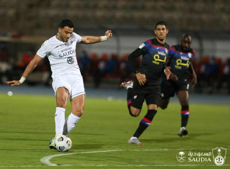 "دنيا حظوظ".. إعلامي يعلق على هدفي الأهلي في مرمى أبها