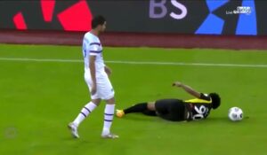 “البكيري” معلقاً عقب لقطة بصق لاعب أبها على “رومارينهو” محترف الاتحاد