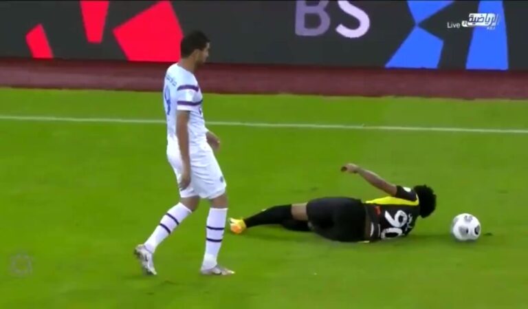 “البكيري” معلقاً عقب لقطة بصق لاعب أبها على “رومارينهو” محترف الاتحاد