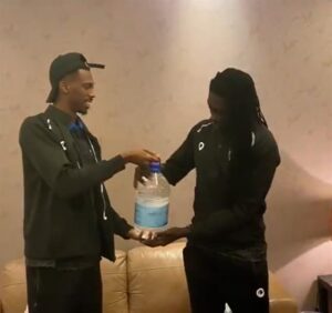 شاهد.. "محمد كنو" يهدي "غوميز" ماء زمزم ويتمنى اعتنـ ـاقه الإسـ ـلام.. وهذا ما قاله الأخير
