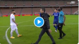 مدرب الهلال واللاعبون يحتجون على حكم مباراة الأهلي بعد صافرة النهاية (فيديو)