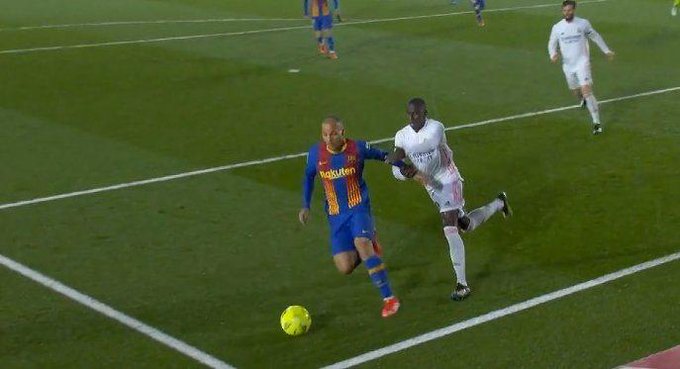 الحـ،ـكم يحـ،ـرم  برشلونة من ركـ،ـلة جـ،ـزاء امام ريال مدريد