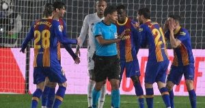 ميسي مع حـ،ـكم مباراة الكلاسيكو ..