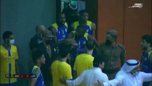 بالفيديو.. مشهد مؤسف في مباراة الهلال والنصر بكأس وزارة الرياضة.. شجار عنيف بين اللاعبين والأمن يتدخل !