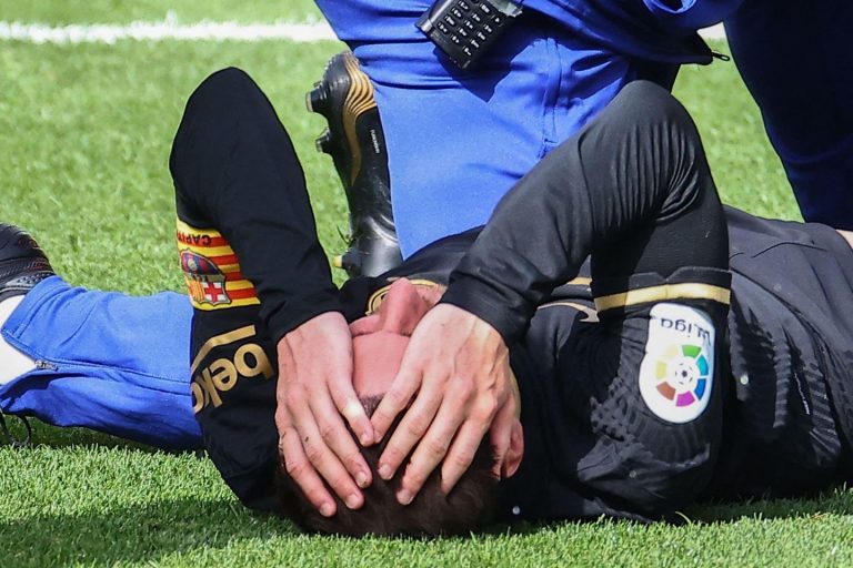 فيديو : ميسي ينجو من إصابة كارثـ،ـية أمام فياريال وطرد مباشر للاعب الخصم