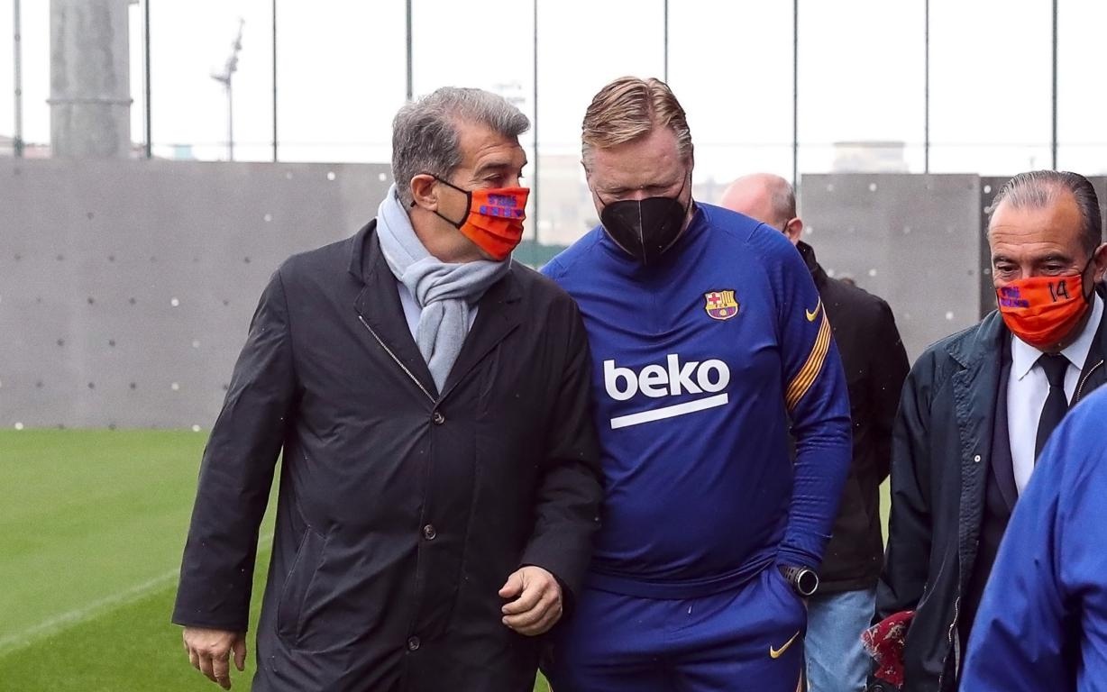 لاعب برشلونة يربط قرار رحيله بمصير كومان