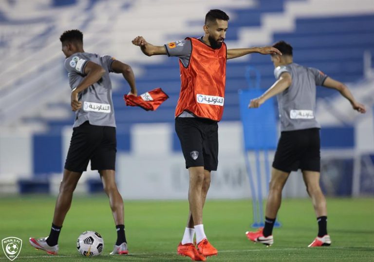ضربة موجعة في الهلال قبل الموقعة الحاسمة ضد الشباب (صور)