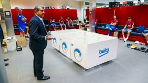 برشلونة يستعين بـ كريستيانو رونالدو داخل غرفة الملابس بالمدينة الرياضية