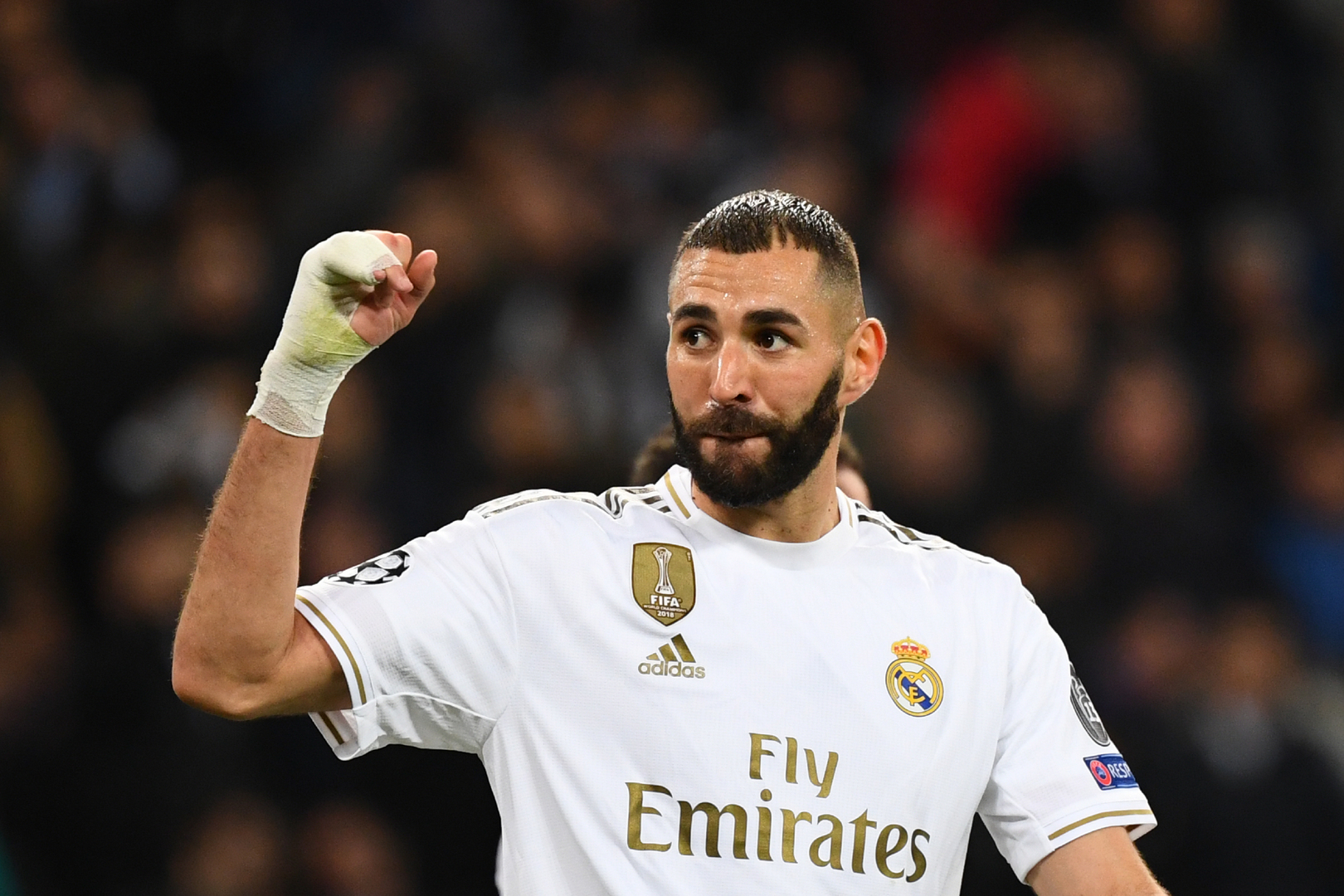 بشروط مرعـ،ـبة ،كريم بنزيما يوقع علي تجديد عقده مع ريال مدريد