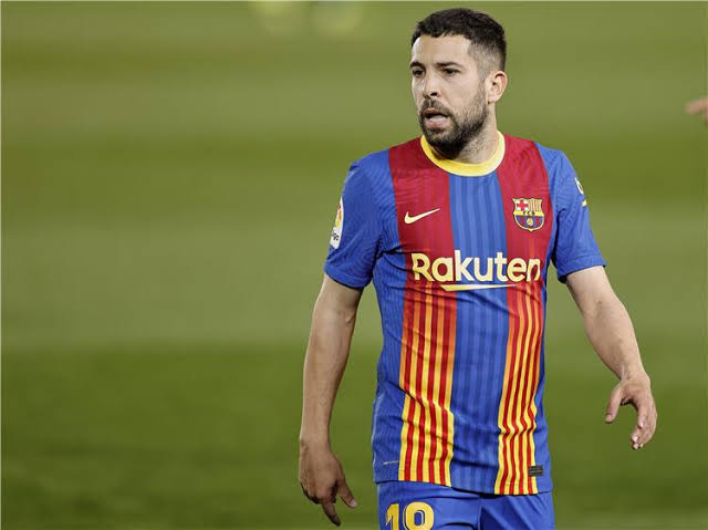 جوردي ألبا ينقذ برشلونة من صداع أجويرو