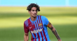 كومان يقرر موقفه النهائي من اليكس كولادو ، وبرشلونة يتخـ،ـذ قراراً رسمياً