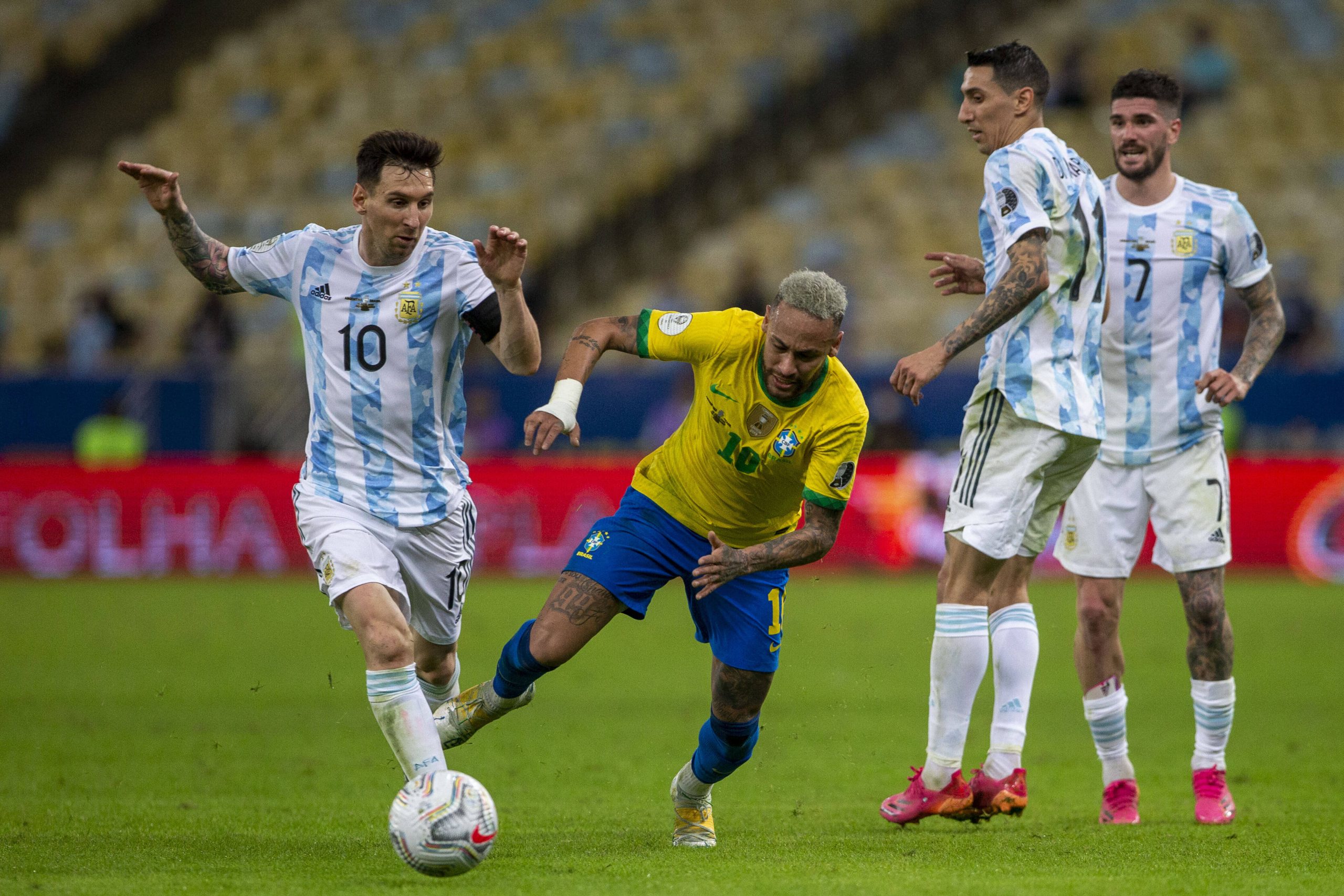 Be like Messi, you fat, brazilian newspapers mهck Neymar and lauƞch a fierce aŧtack on him