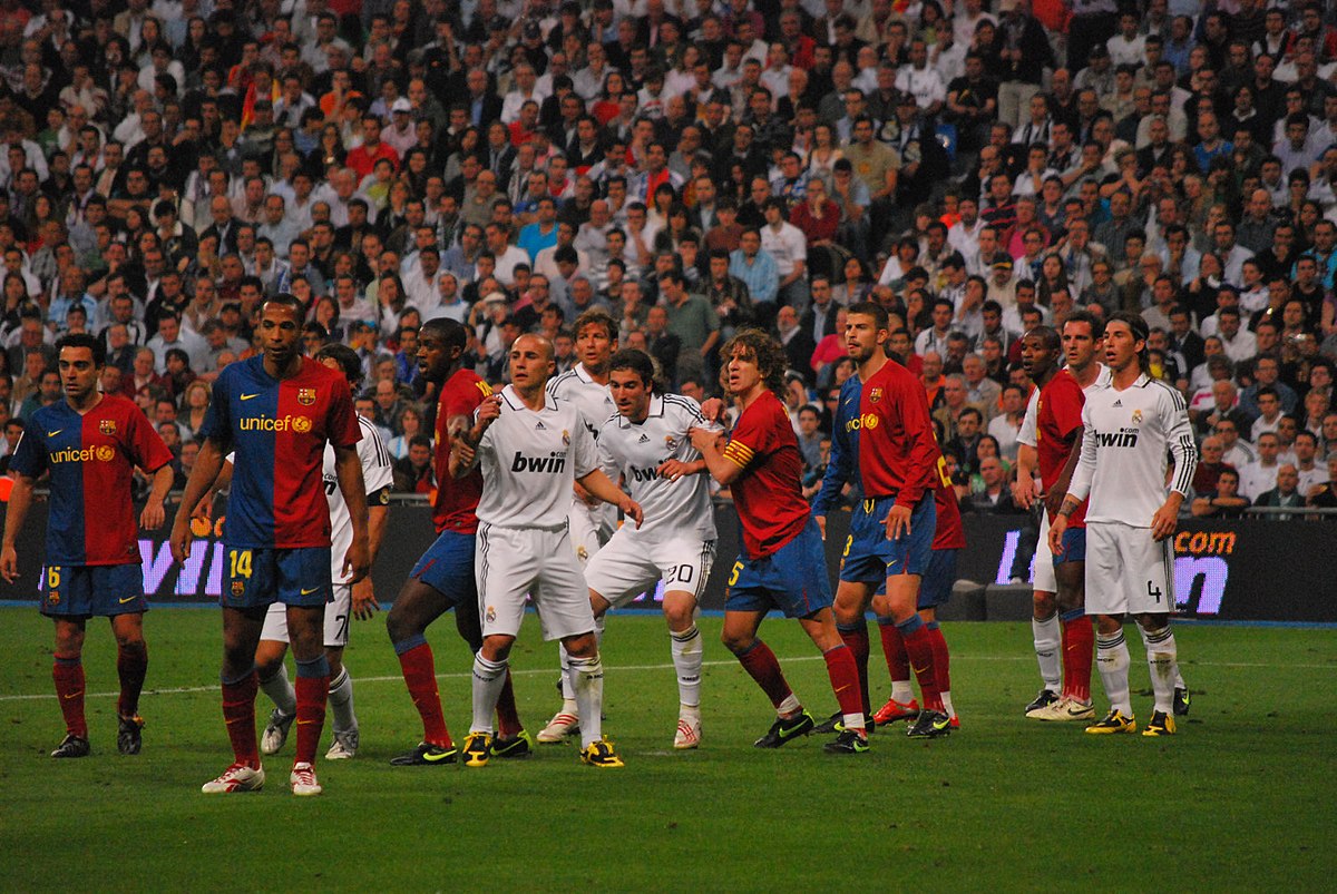 أزمـ،ـة برشلونة الاقتصادية تدفع نجـ،ـم ريال مدريد السابق لفتح الباب أمام تدريب الفريق الكتالوني