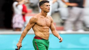 مصارع كبير يسـ،ـخر من كريستيانو رونالدو ، ثم يعقـ،ـب على كلامه بتصـ،ـريح آخر فكاهي