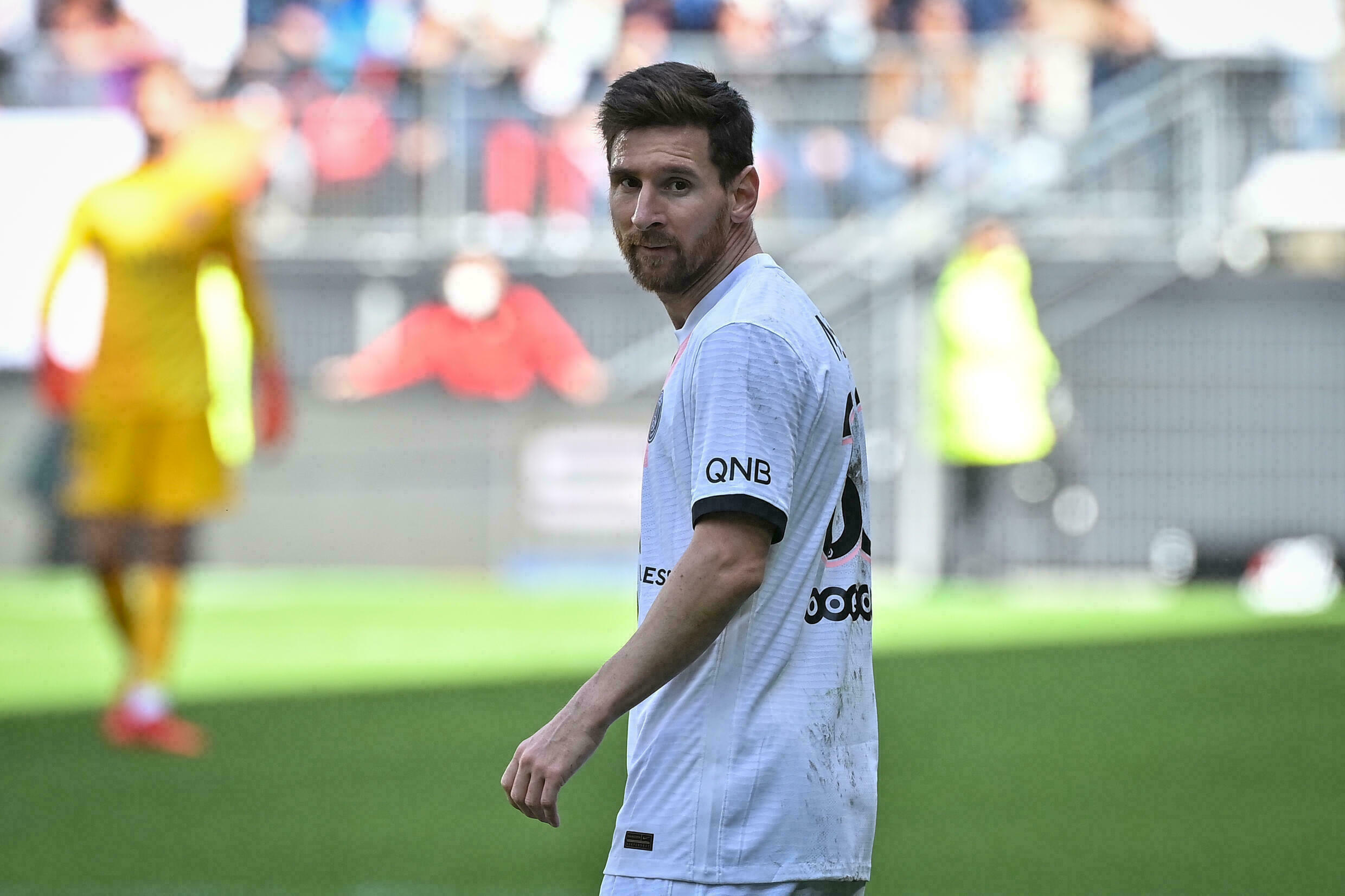 France defender m0cks Messi: He became old and a passerby on the field.