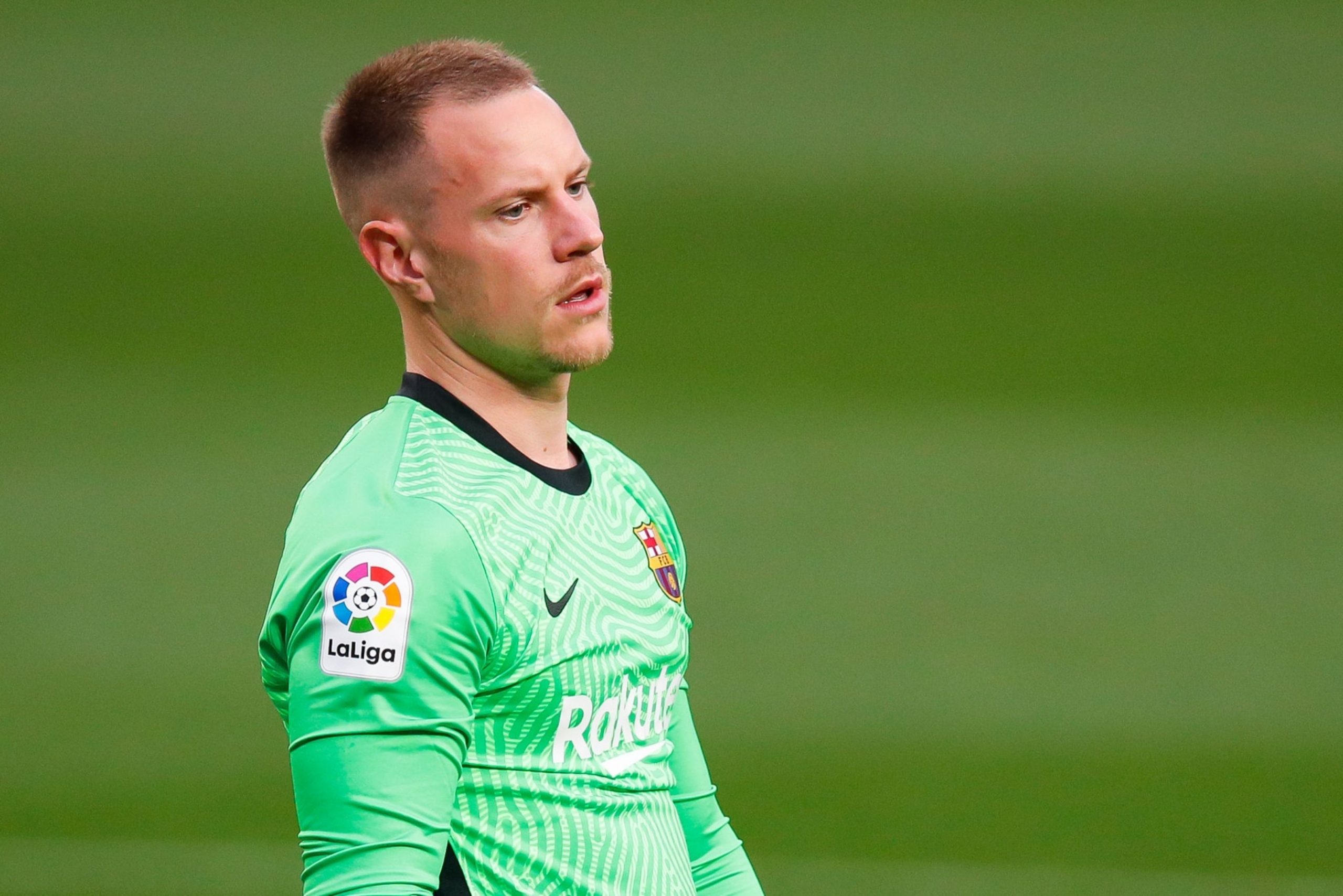 As a warƞing to Stegen, Barcelona enters the struggاe to include one of the prominent goalkeepers