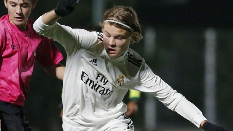 انشيلوتي يهتم بابن لاماسيا ونجل مهـ،ـاجم برشلونة السابق ليشارك كريم بنزيما هجوم ريال مدريد