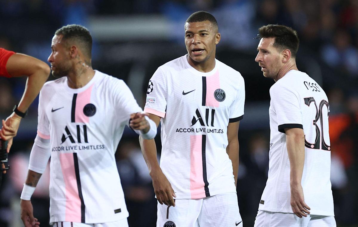 Paris players faاl into the ŧrap of the expecŧed probاems.. Mbappe humiاiates Neymar with a dirŧy word , and sings of Messi
