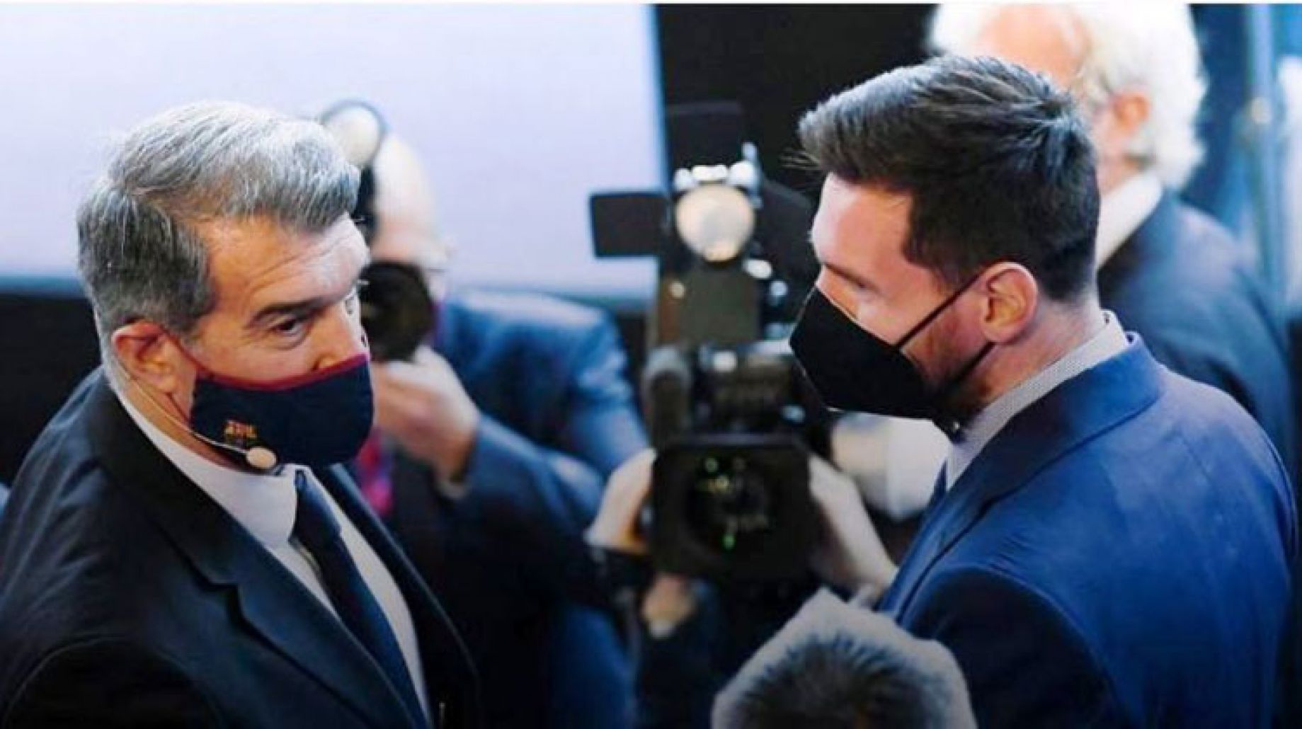 ميسي يتفـ،ـاجأ و يدافع عن نفسه ضد تصريحات لابورتا الكاذبة ، وسبورت تنصف اللاعب بتقرير فاضـ،ـح عن سير المفاوضات من قبل الادارة  .