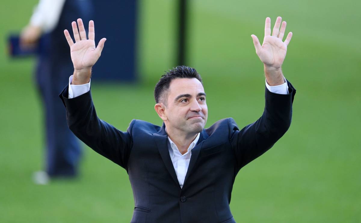 جسد تشافي يرتعش خلال تقديمه لجماهير برشلونة ،ويوضح بشكل غير مباشر طريقته التي سيتبعها في إدارة الفريق