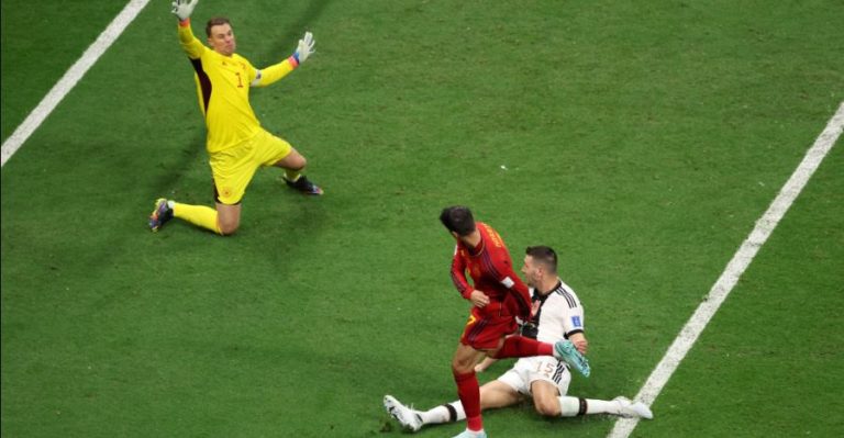اوزيل يحضر وسط الجماهير للسـ.ـخرية من المنتخب الالماني