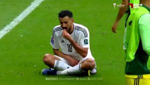 شاهد: لحظة إحتفال وطرد أيمن حسين الغريب امام الأردن في ثمن نهائي كأس آسيا.