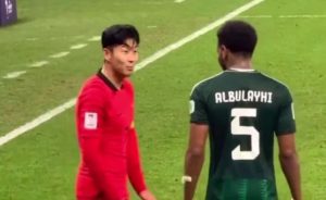 تصرف عجيب من علي البليهي مع الكوري سون بعد خروج السعودية من كأس آسيا.