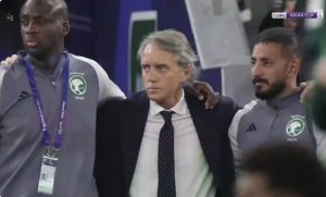 مشهد عجيب: مانشيني مدرب السعودية يغادر الملعب قبل إنتهاء ركلات الترجيح أمام كوريا الجنوبية.