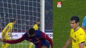 شاهد: الجزائرى عيسى ماندى يصنع حالة من الفووضى ويقلب مباراة برشلونة وفياريال من 4-4 إلى 5-3 بإنقاذ خيالى.