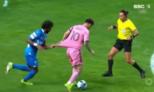 شاهد: حكمة المباراة نسيت نفسها امام ميسي ووقفت تشاهده وهو يعبث بلاعبي الهلال