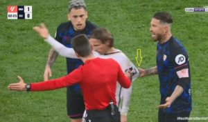 بالفيديو: حدوث مشهد غريب وغير متوقع بين جماهير ريال مدريد وراموس بعد هدف مودريتش الحاسم.